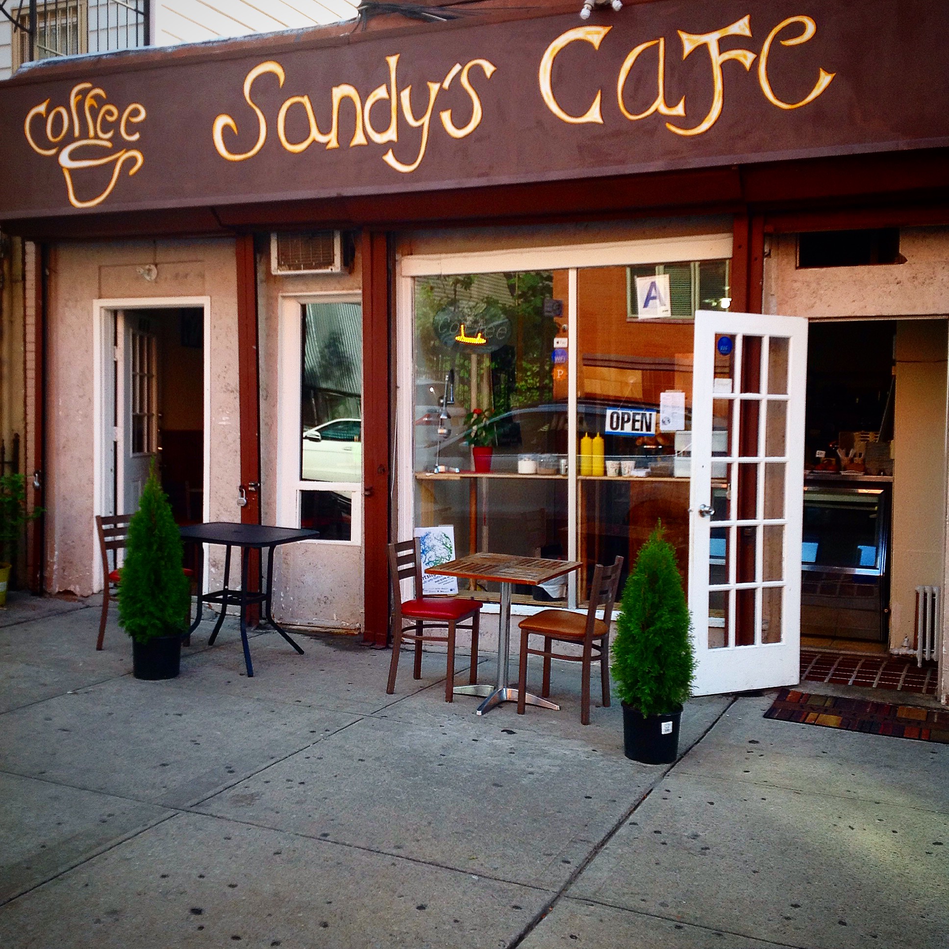 Sandy's. Sandy's ресторан. Санди кафе. Бруклин кофе название юридическое.